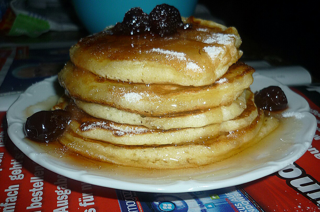 Pancakes - clatite americane cu miere si dulceata de cirese