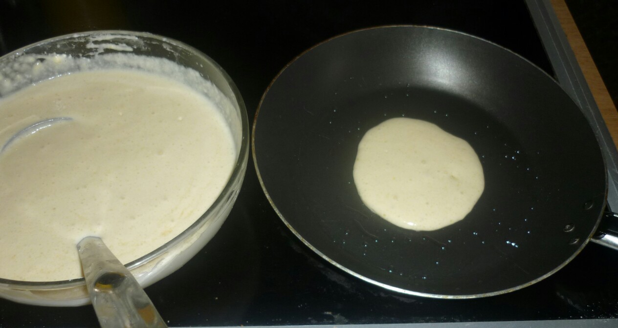 Pancakes - clatite americane cu miere si dulceata de cirese