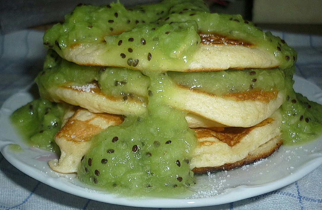 Pancakes (clatite americane) cu kiwi