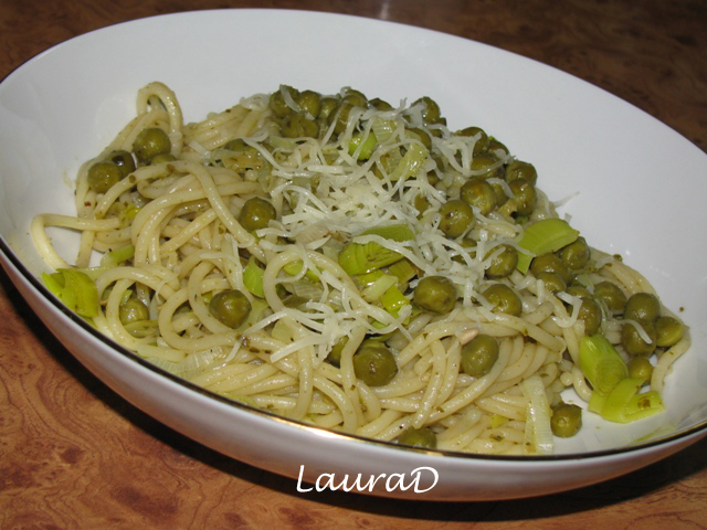 Spaghetti cu praz, mazare si pesto