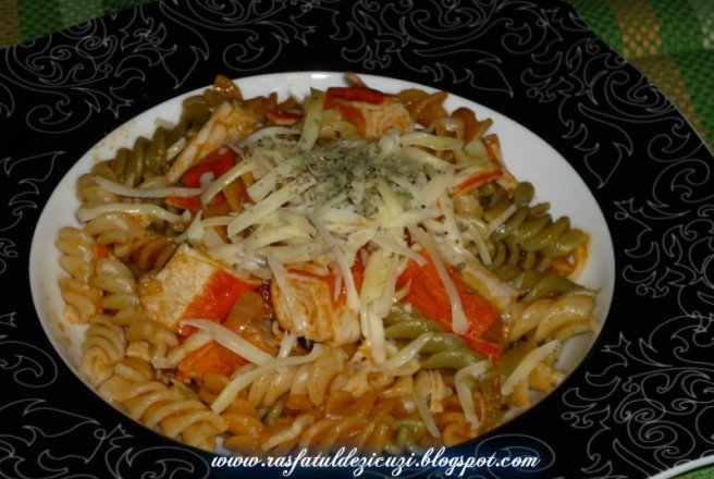 Fusilli tricolore cu surimi