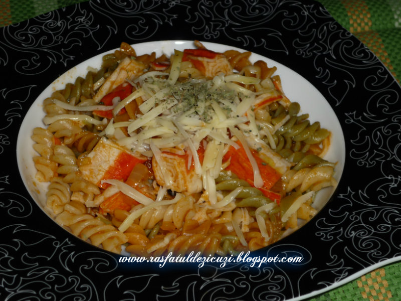 Fusilli tricolore cu surimi