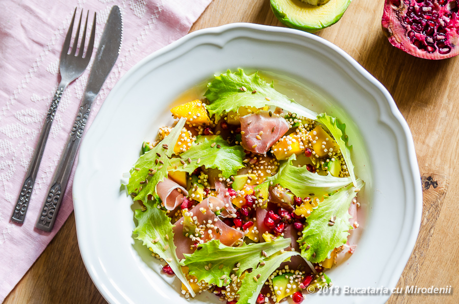 Salata exotica de quinoa cu avocado si mango