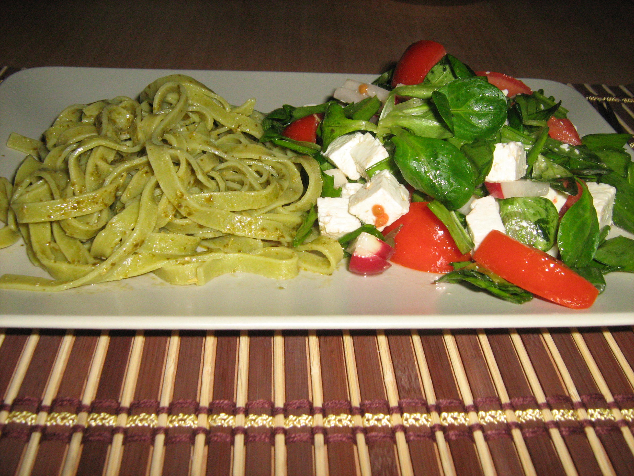 Fettuccine cu sos pesto si salata