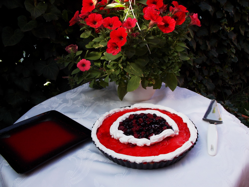 Tarta cu crema de vanilie si fructe de padure