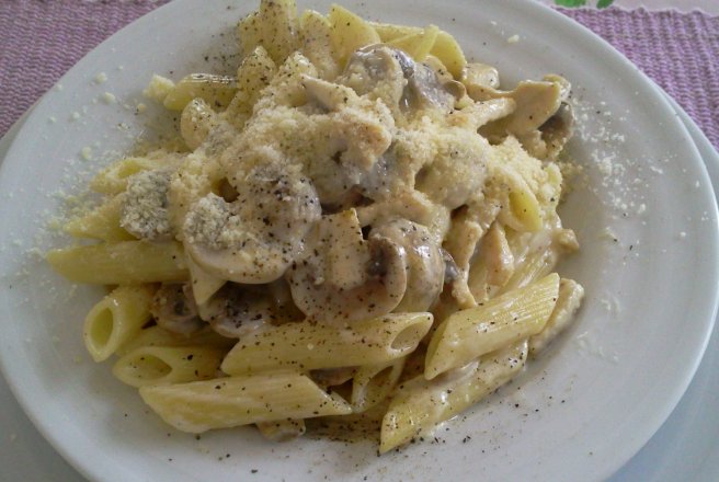 Penne cu piept de pui,ciuperci si smantana