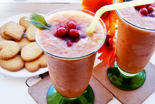 Smoothie de banane, caise si coacaze rosii