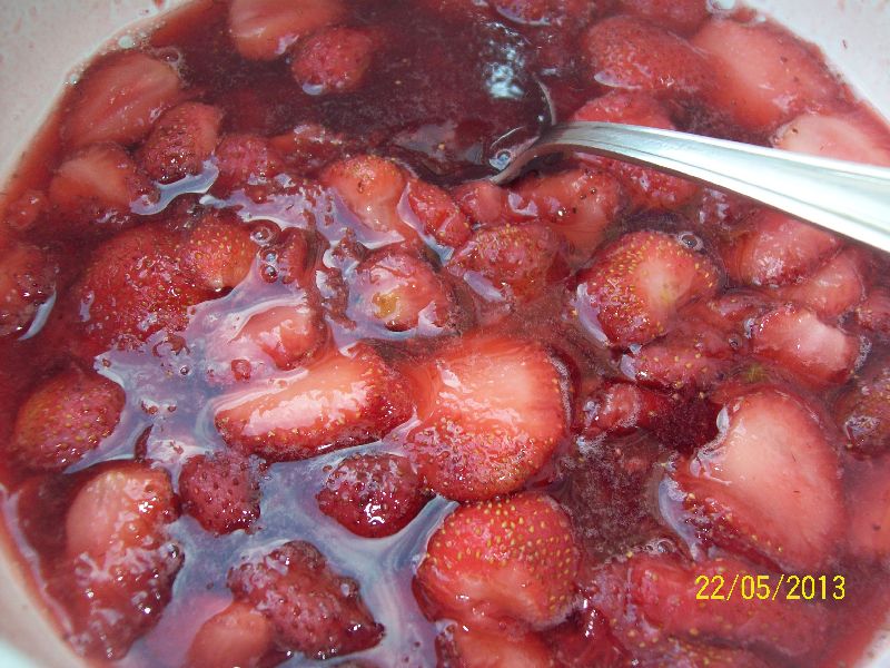 Tarta cu branza si capsuni