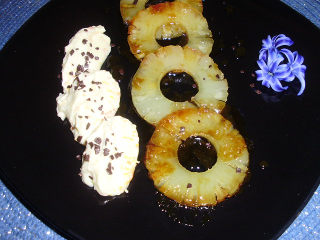 Rondele de ananas cu crema fina de branza