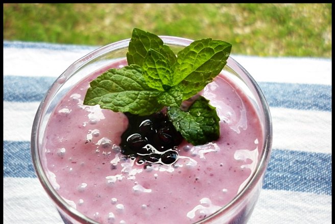 Smoothie cu dulceata din boabe de soc