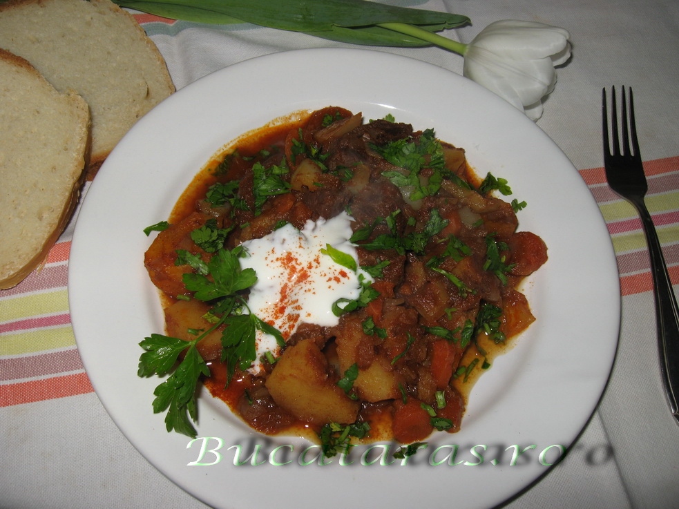 Gulas unguresc cu carne de vitel