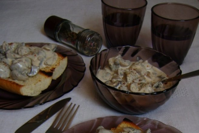 Tartine cu ciuperci si crema de branza