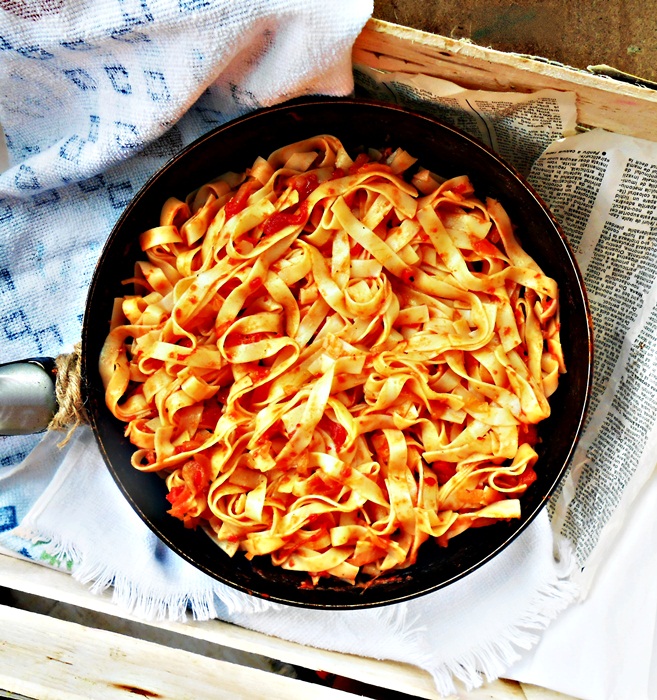 Tagliatelle cu sos de rosii, pasta de ardei si busuioc