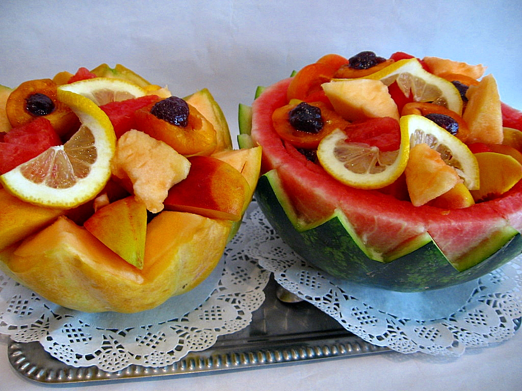 Salata de fructe in cupe de pepene