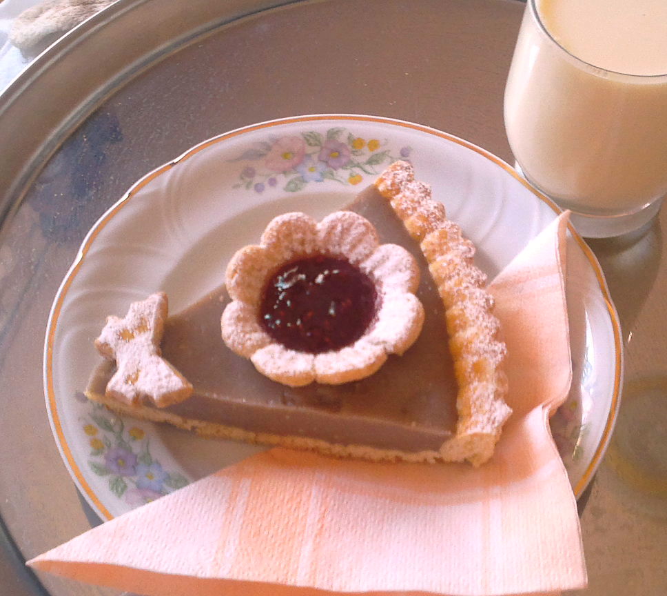 Tarta cu crema de castane si flori cu gem de zmeura