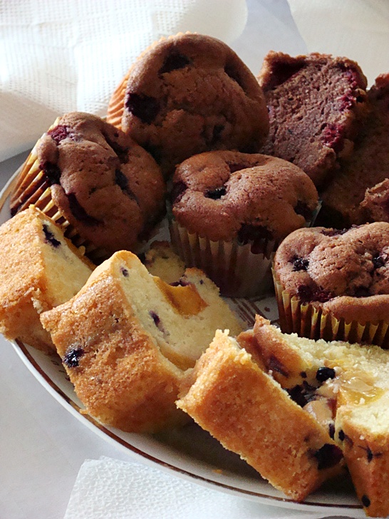 Muffins cu cacao si fructe de padure