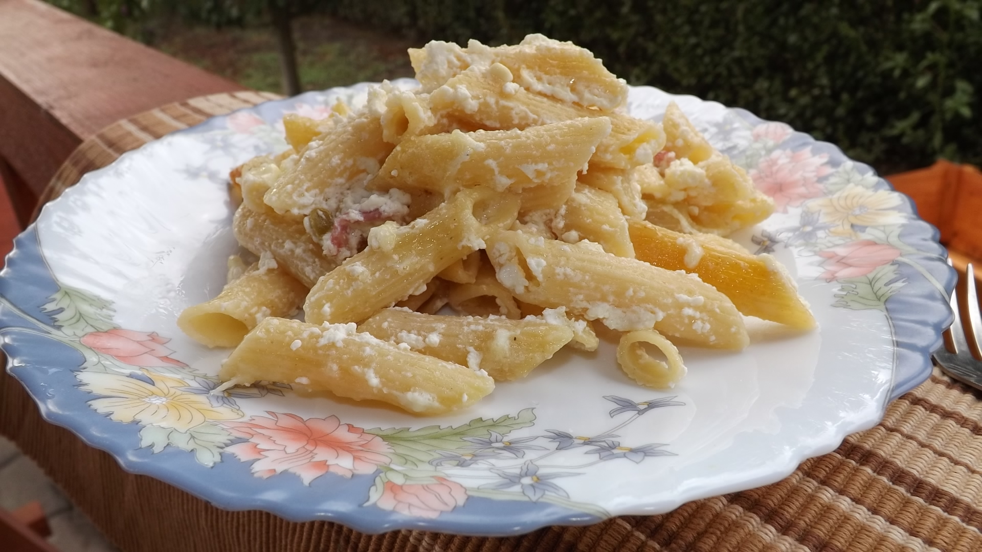 Penne cu bacon si ceva fin de la Delaco