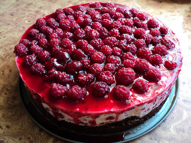 Tort cu crema de branza si jeleu de zmeura