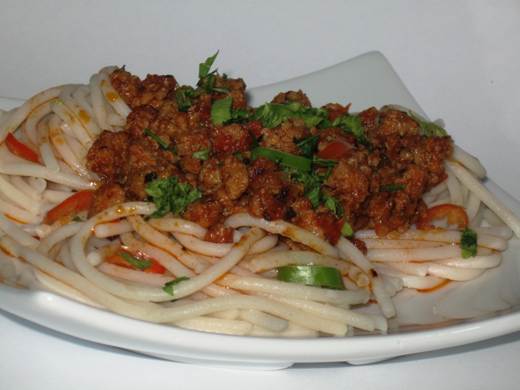 Spaghetti cu carne tocata in sos de rosii