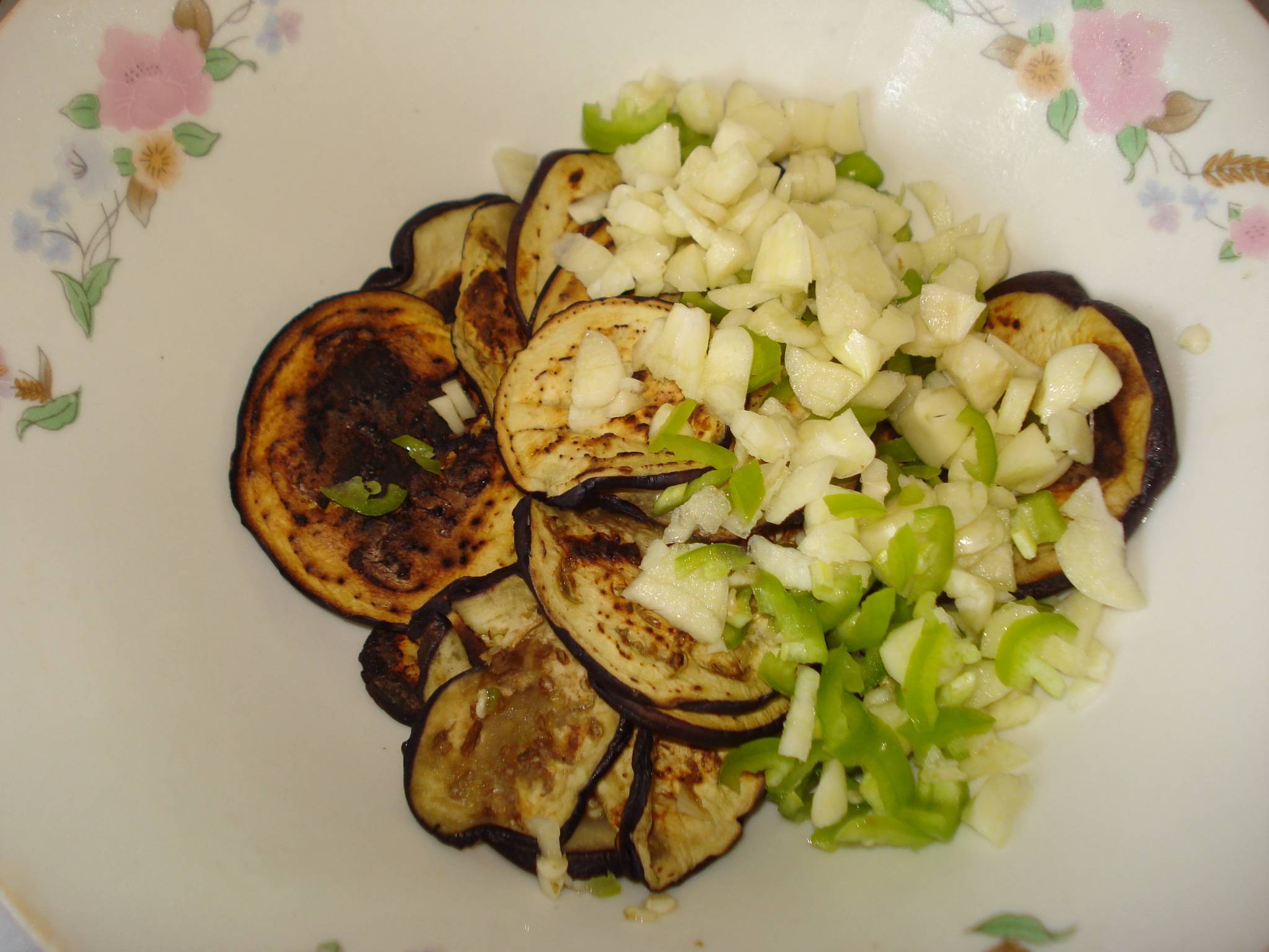 Salata de vinete cu ardei iute si usturoi