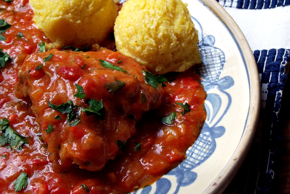 Reteta delicioasa de Tocanita de pui cu ardei si ceapa, servita cu mamaliguta