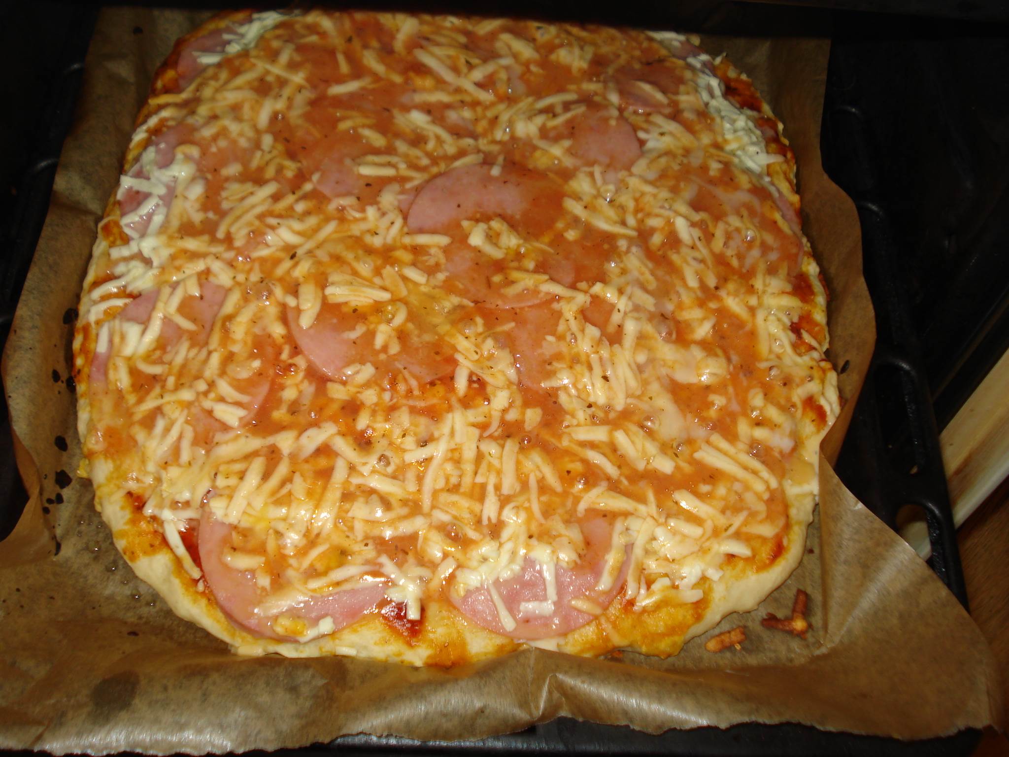 Pizza cu branza de oaie si salam cu sunca afumata