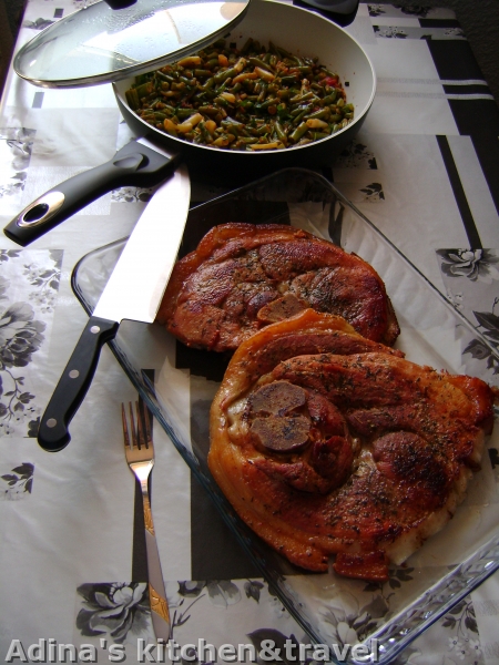 Jambon de porc suculent cu garnitura de fasole verde aromata