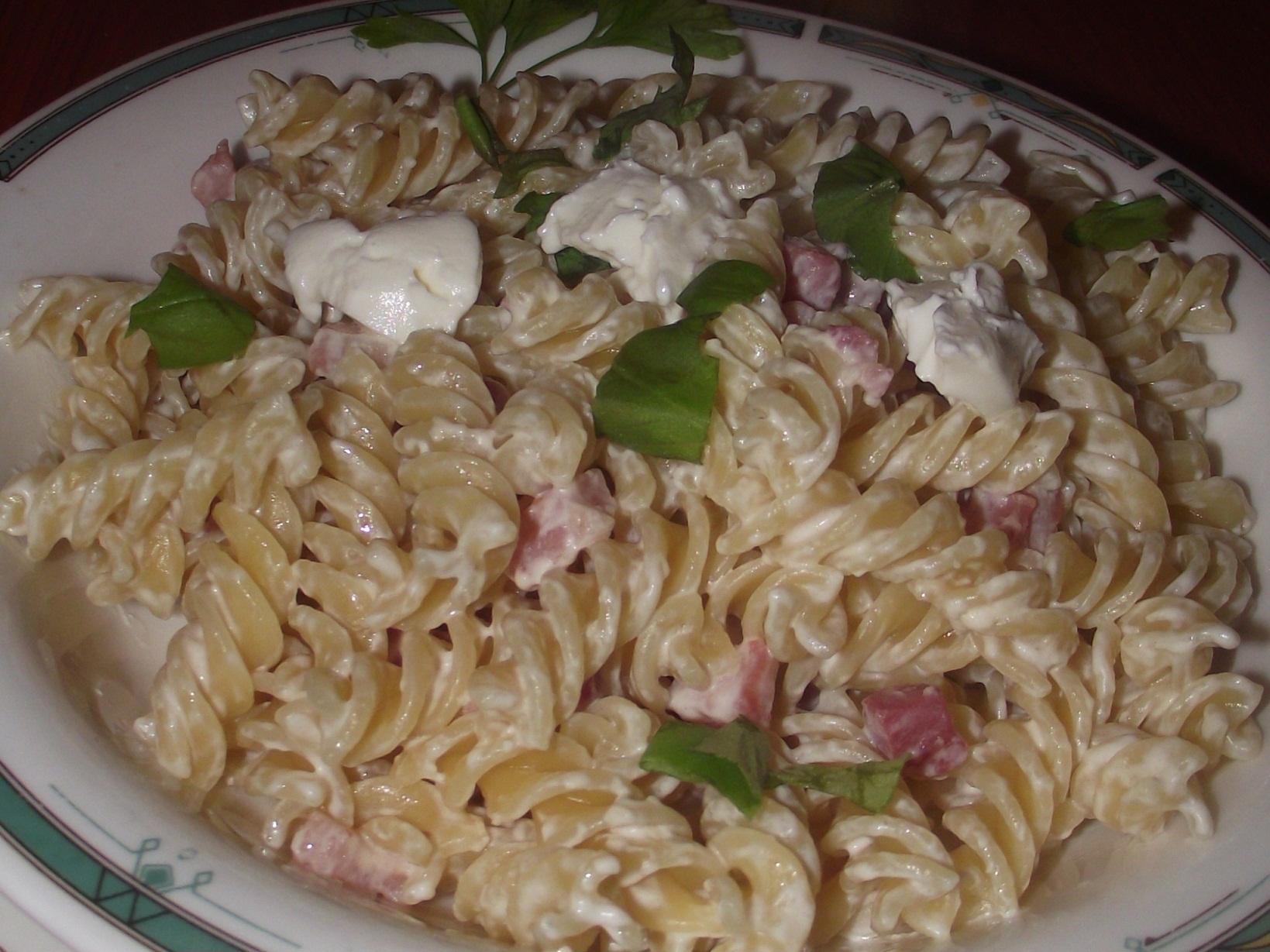 Fusilli cu crema de branza si costita