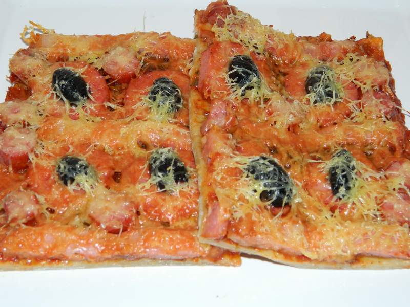 Pizza cu carnati