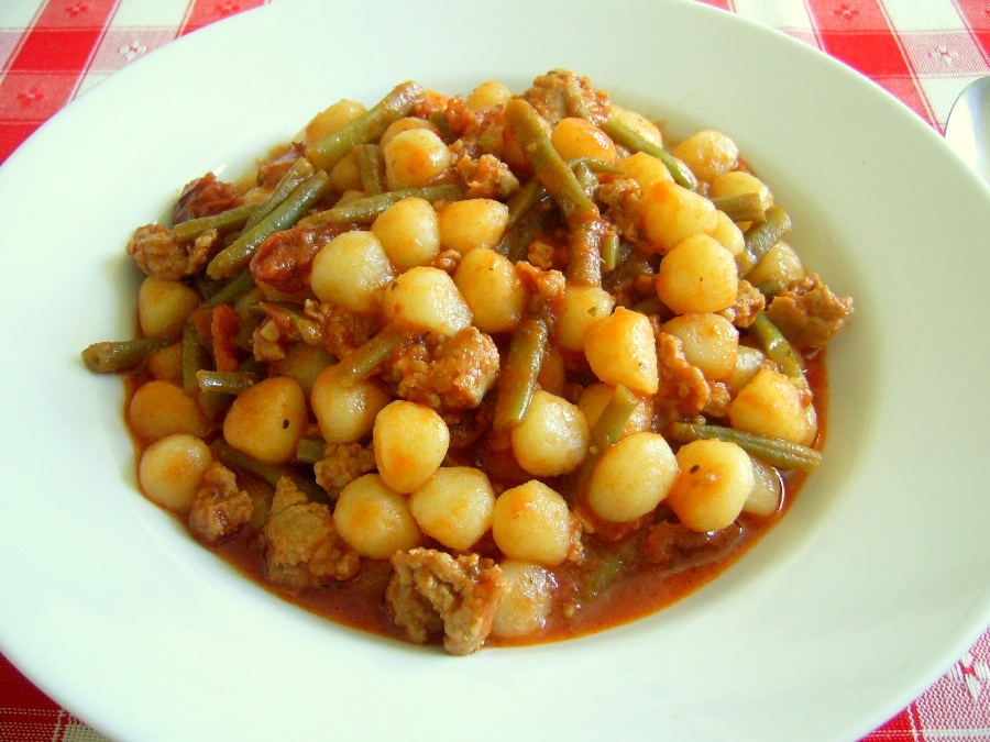 Gnocchi cu carnati, rosii si fasole verde