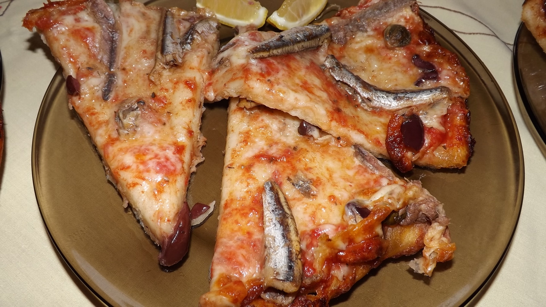 Pizza cu sardele si sardine