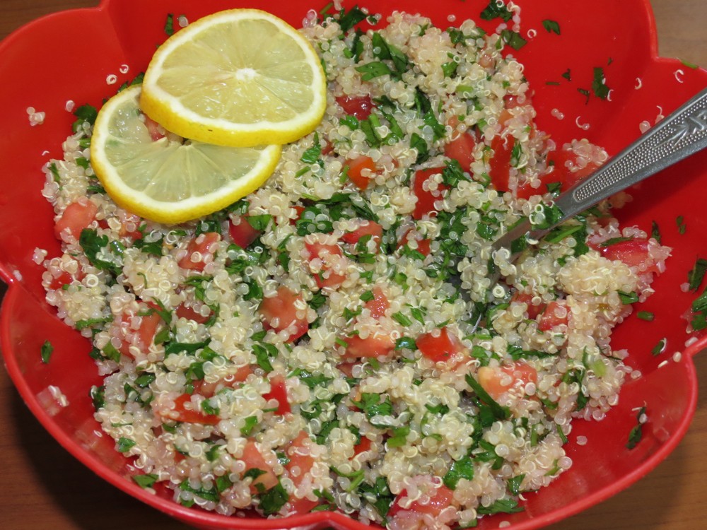 Salata cu quinoa, rosii si patrunjel