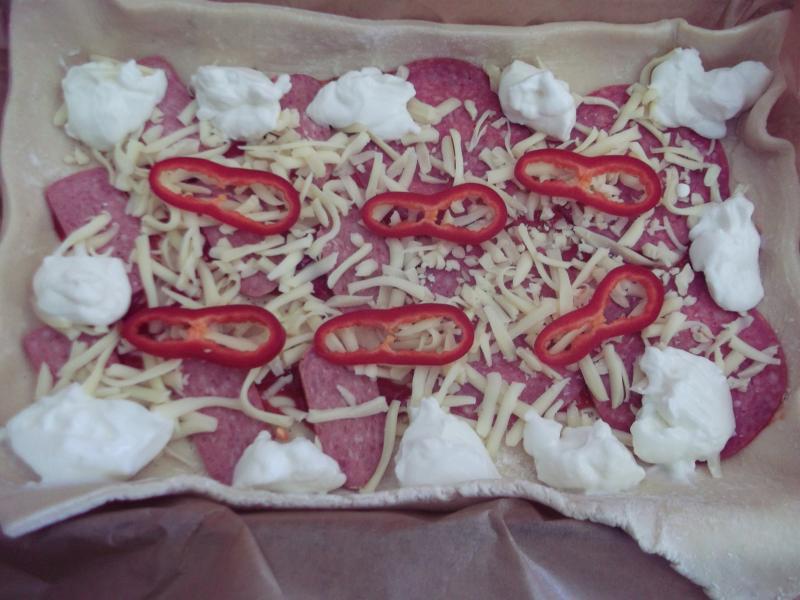 Pizza cu salam si branza