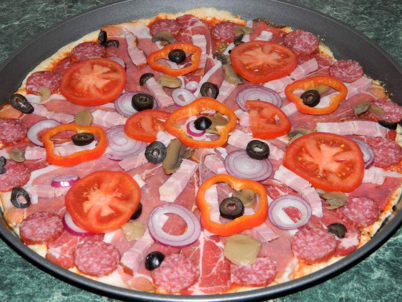 Pizza cu de toate (motaneasca)