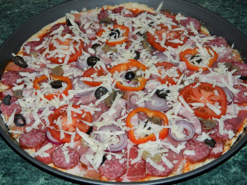 Pizza cu de toate (motaneasca)