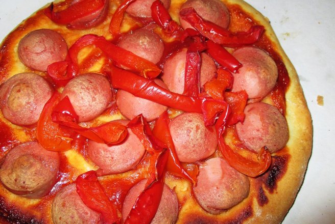 Pizza cu crenvusti de pui