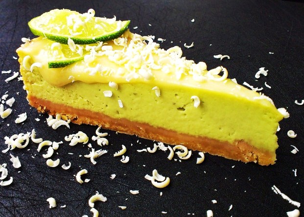 Cheesecake de avocado cu caramel de lamaie verde