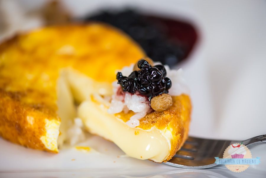 Camembert pane cu orez si dulceata de afine