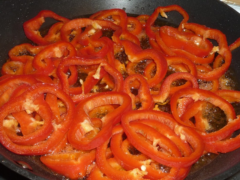 Salata calda de legume cu iaurt si usturoi