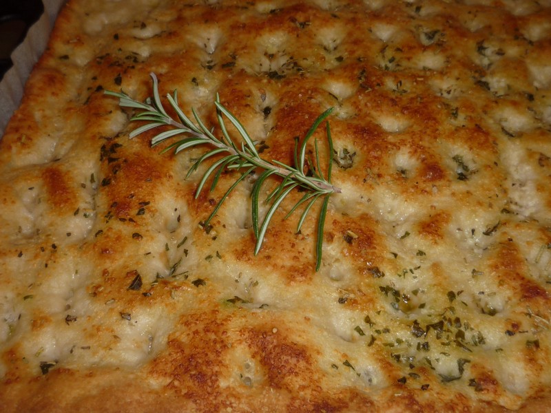 Focaccia cu usturoi si parmezan - Reteta delicioasa pentru paine aromata