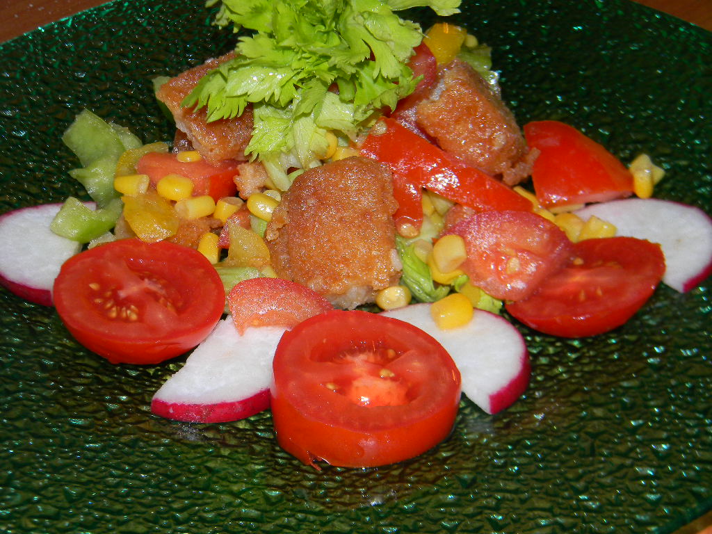 Salata cu fish-fingers