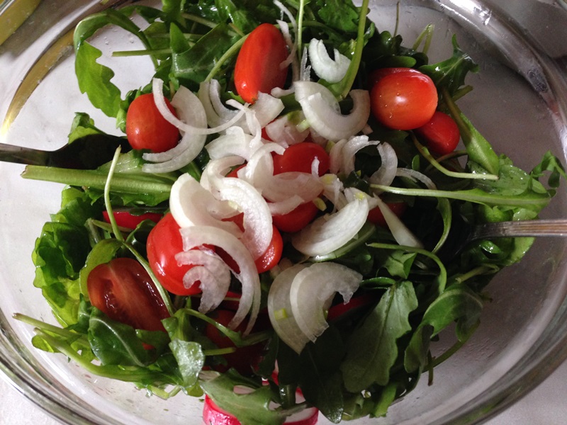 Salata de rucola cu ridichi si rosii cherry