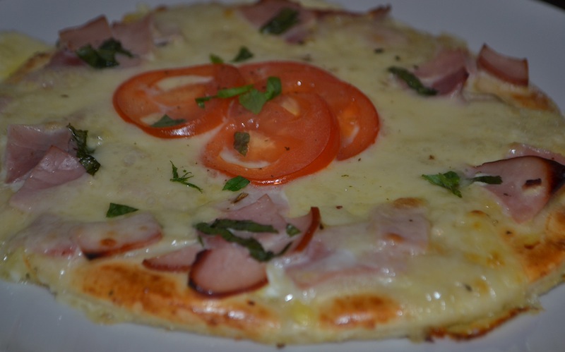 Pizza cu mozzarella, sunca si ciuperci