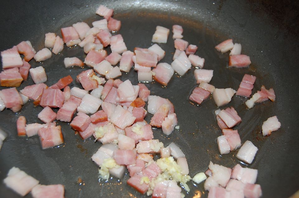 Salata de cartofi cu boia si bacon