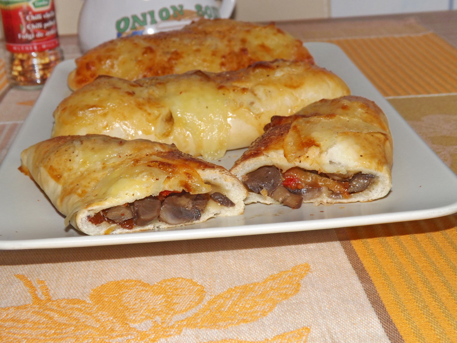 Aperitiv empanadas cu ciuperci si carne de pui