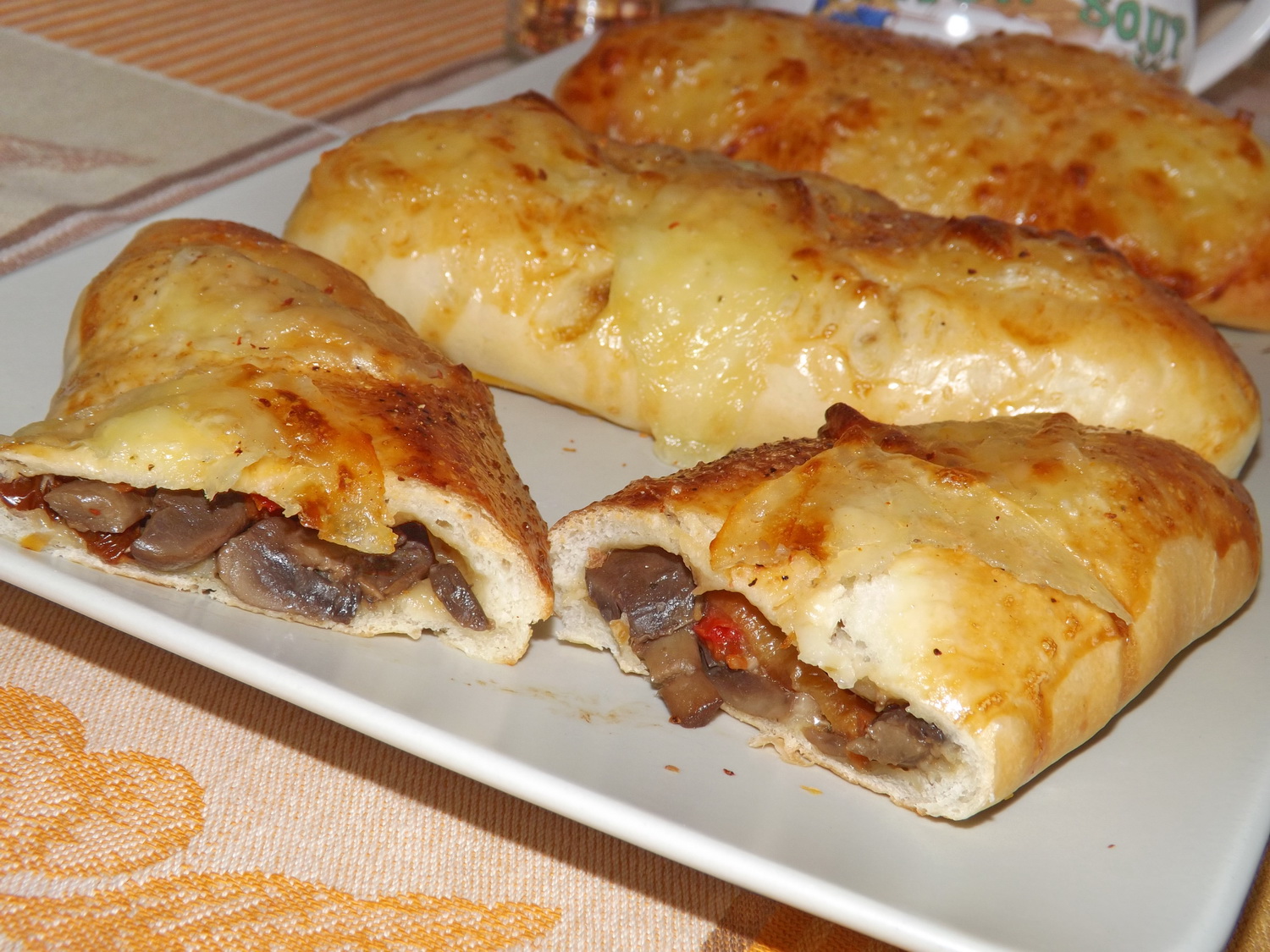 Aperitiv empanadas cu ciuperci si carne de pui