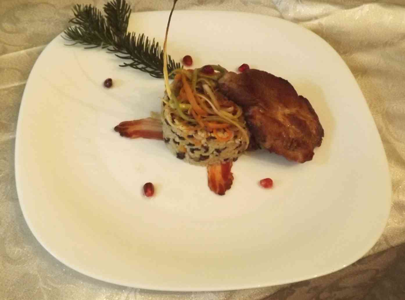 Ceafa de porc aromatizata, cu tagliatele de legume si piramida de bulgur cu orez negru