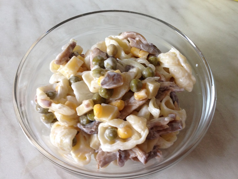 Salata de paste cu mazare,ciuperci si smantana
