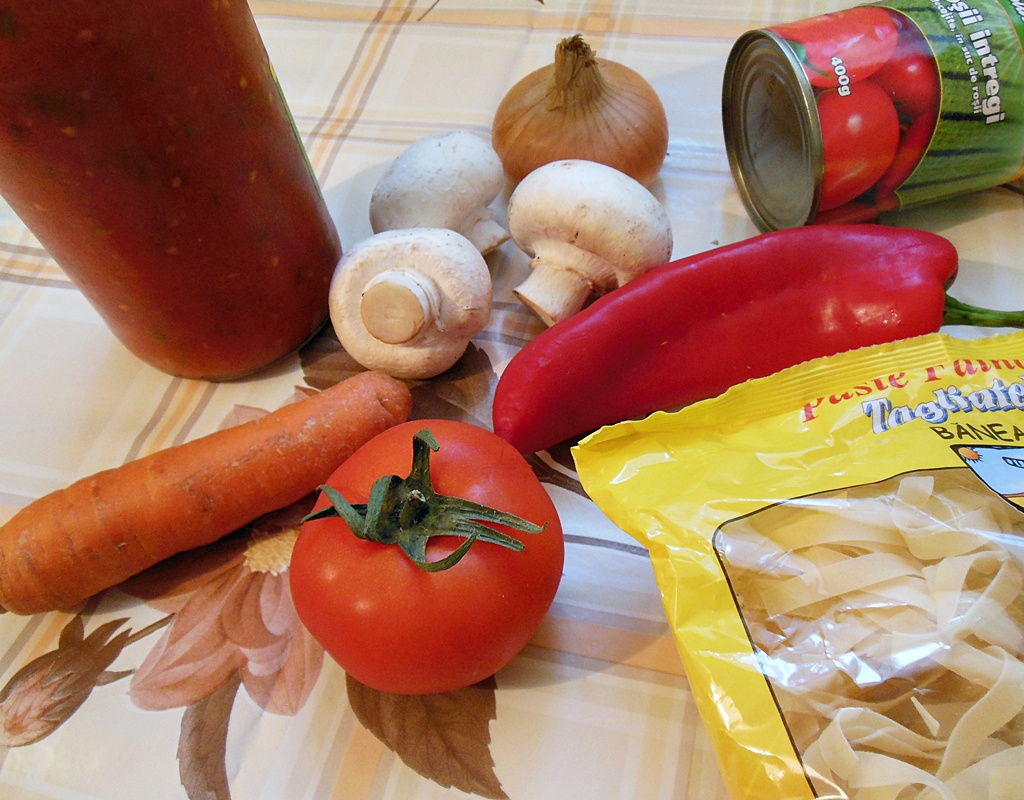 Supa de rosii cu tagliatelle si chipsuri de parmezan