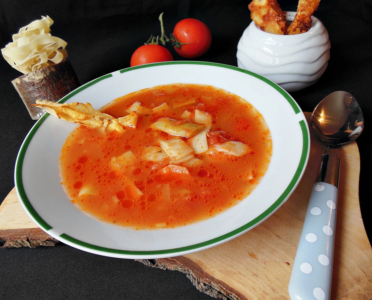 Supa de rosii cu tagliatelle si chipsuri de parmezan